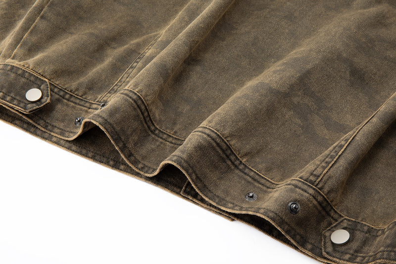 Boxy cut with straight hem with adjustable snaps